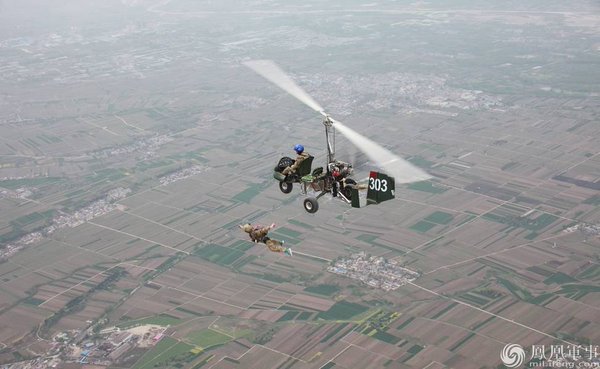 Chinese special forces demo a 'Hunting Eagle' gyrocopter specially modified for parachute assault 