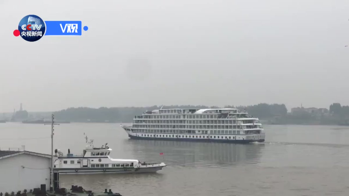 Chinese President Xi Jinping inspected the ecological environment of the Yangtze River's Yichang-Jingzhou section aboard a ship on Wednesday