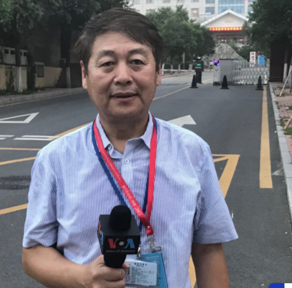 Two @VOAChinese staff members were put in a police car and taken from the scene.    