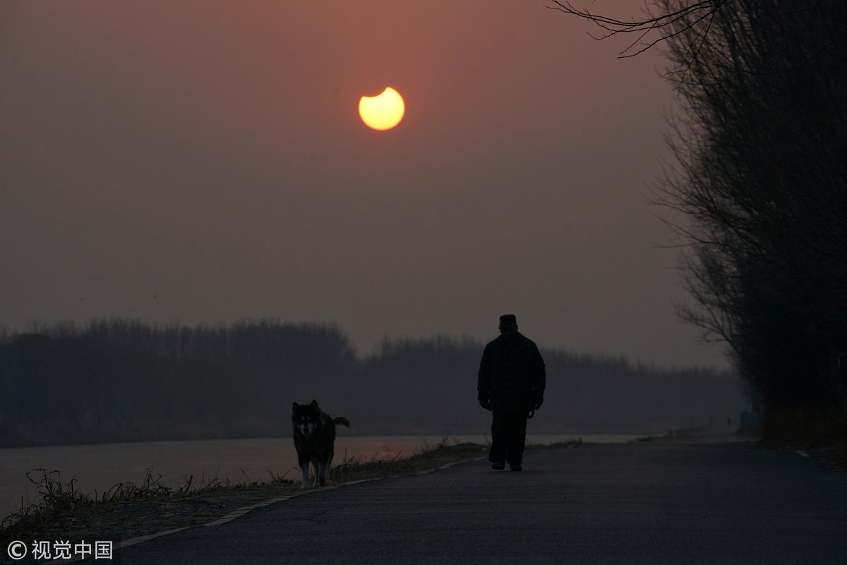 CGTN:The first partial solar eclipse in 2019, captured by photographers in Beijing   