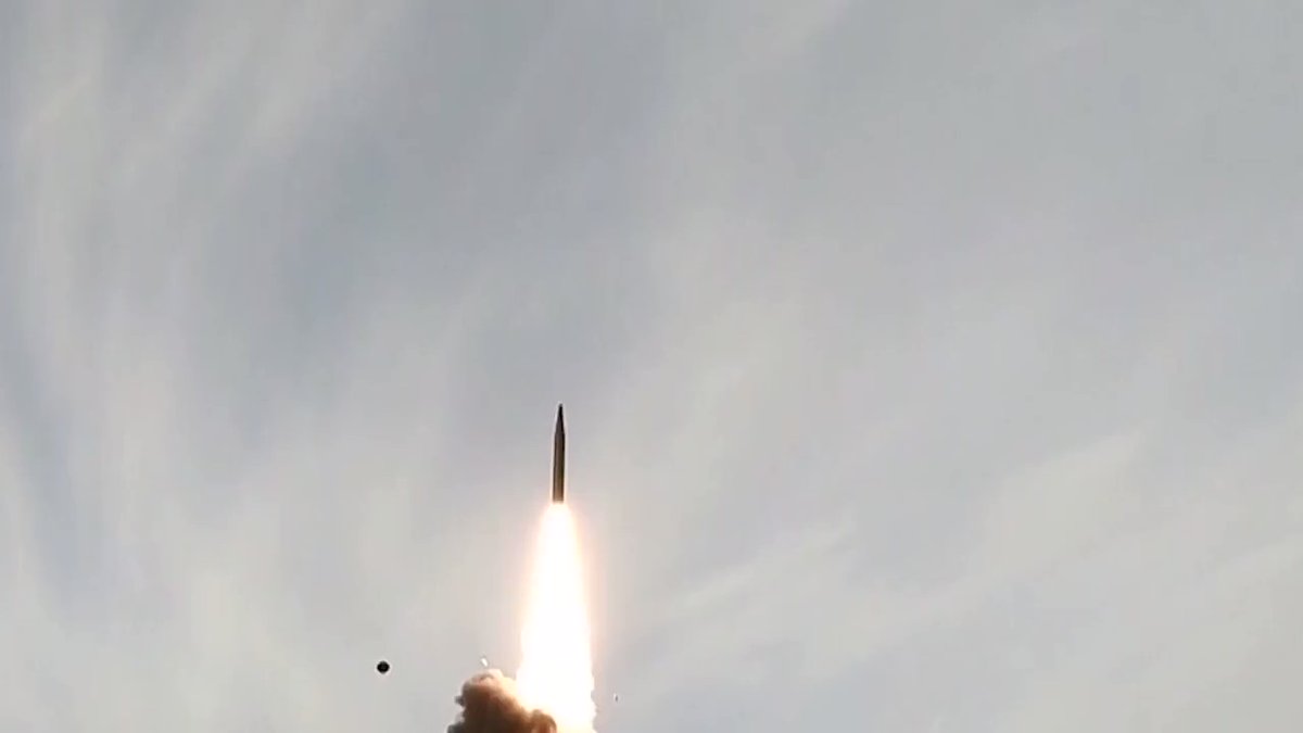Close-up details of the Chinese anti-ship ballistic missile DF-26 show the missile can greatly adjust its position mid-flight to accurately attack a moving aircraft carrier, experts said Sunday. 
