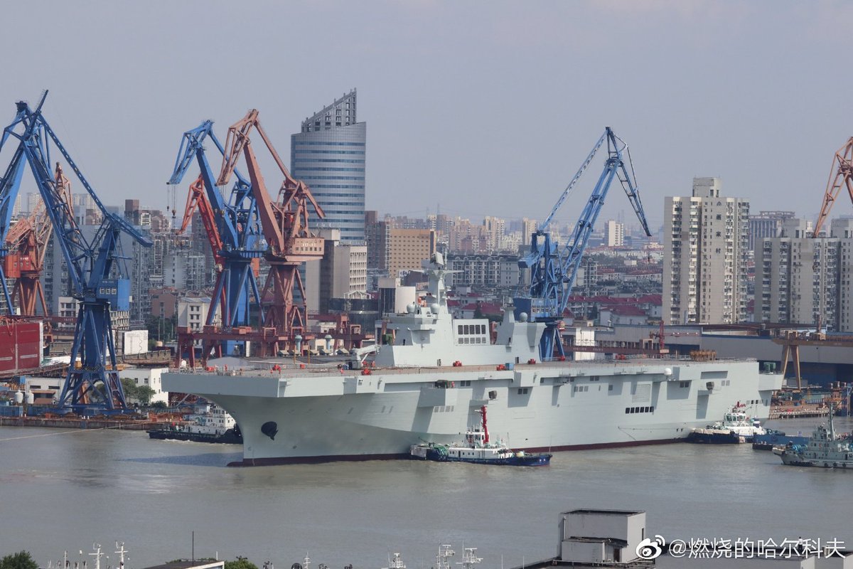 The so far best images from the Type 075's launch this morning.  (Images  @燃烧的哈尔科夫 from Weibo)