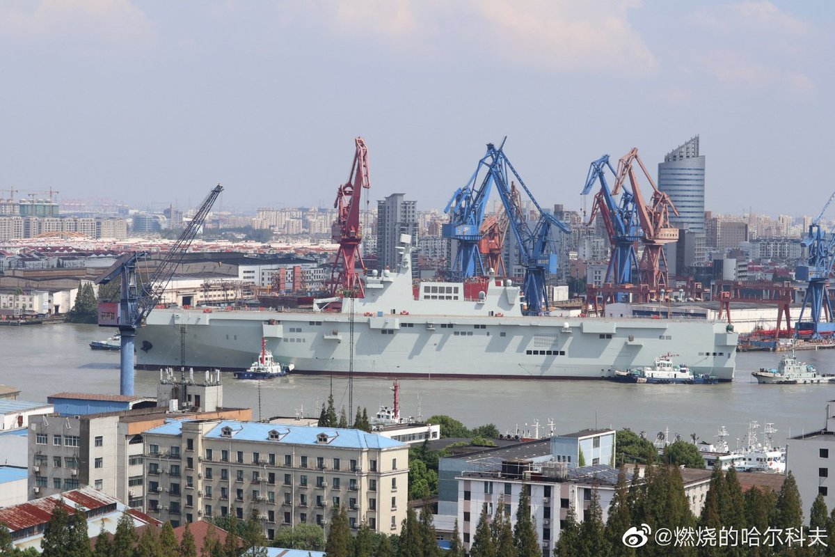 The so far best images from the Type 075's launch this morning.  (Images  @燃烧的哈尔科夫 from Weibo)