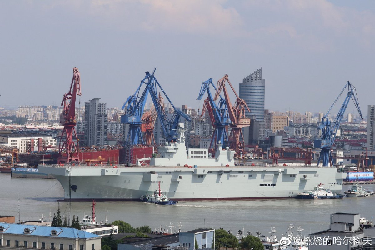 The so far best images from the Type 075's launch this morning.  (Images  @燃烧的哈尔科夫 from Weibo)