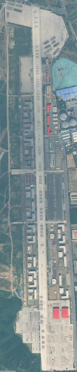 Impressive image of the current parade during the rehearsals in overview. Interesting item is the new supersonic reconnaissance drone (now with wings attached) and the Sharp Sword UCAV.  (Image  by78/SDF)