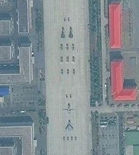Impressive image of the current parade during the rehearsals in overview. Interesting item is the new supersonic reconnaissance drone (now with wings attached) and the Sharp Sword UCAV.  (Image  by78/SDF)