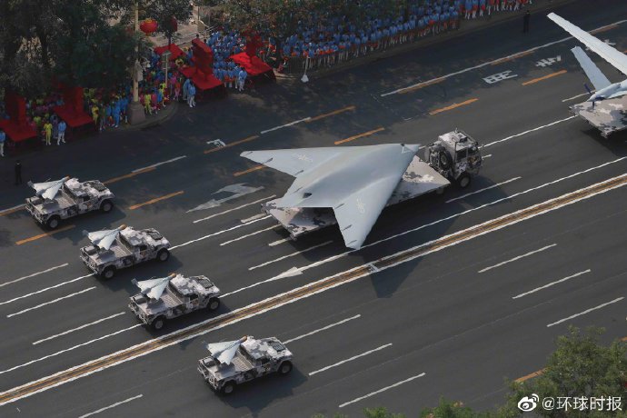 GJ-11 Sharp Sword UCAV: from the few images posted so far is the stealthy nozzle that replaced the regular nozzle of the engine, but the front landing gear looks too small and the intake more like from a mock-up. 