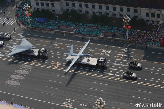 GJ-11 Sharp Sword UCAV: from the few images posted so far is the stealthy nozzle that replaced the regular nozzle of the engine, but the front landing gear looks too small and the intake more like from a mock-up. 