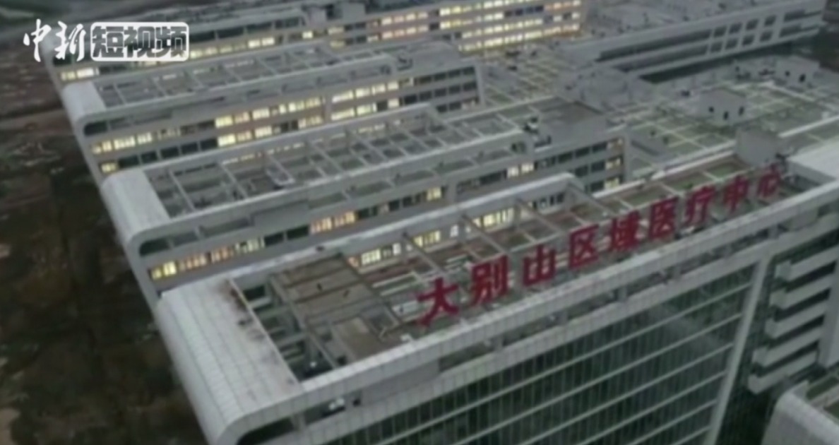 Medical center in central China's Huanggang is being transformed into a specialized hospital with 1,000 beds for coronavirus patients. The project will be completed in two days