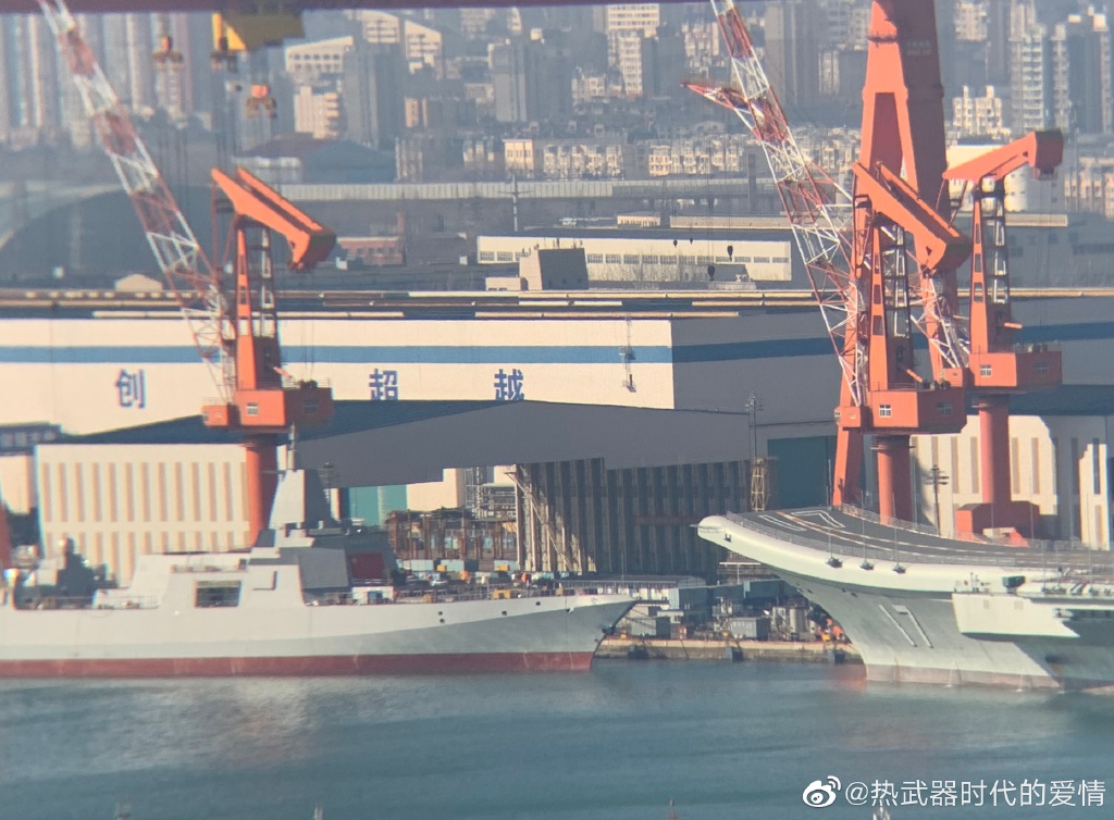 Again a minor update from the PLAN Type 002 aircraft carrier 'Shandong' (CV-17) at Dalian shipyard together with one Type 055 DDG. (Image  @热武器时代的爱情 from Weibo)