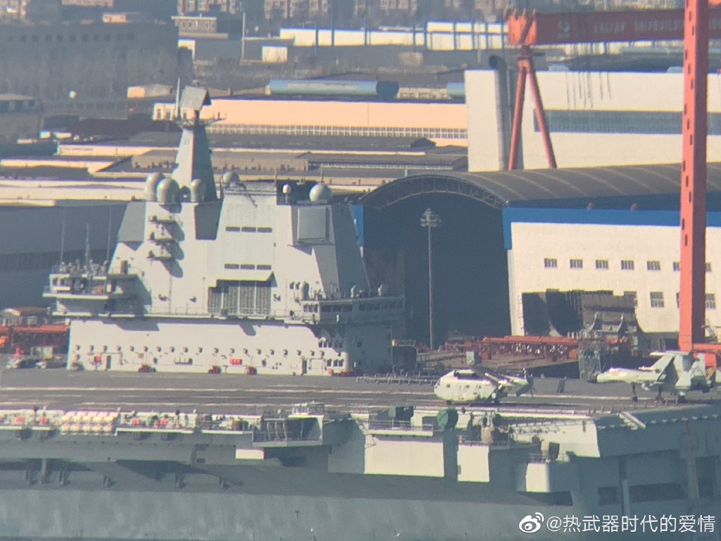 Again a minor update from the PLAN Type 002 aircraft carrier 'Shandong' (CV-17) at Dalian shipyard together with one Type 055 DDG. (Image  @热武器时代的爱情 from Weibo)