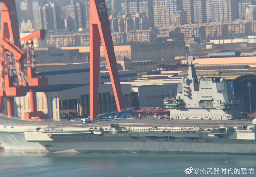 Again a minor update from the PLAN Type 002 aircraft carrier 'Shandong' (CV-17) at Dalian shipyard together with one Type 055 DDG. (Image  @热武器时代的爱情 from Weibo)