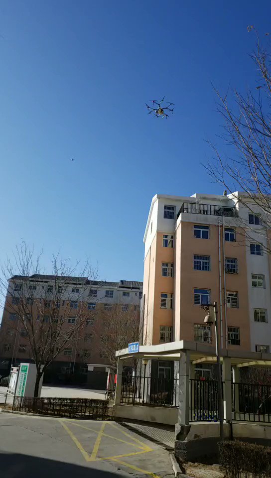 Drones have been used in Jinfeng district of Northwest China's Ningxia Hui Autonomous Region to spray sanitizer during prevention efforts against the novelcoronavirus on Sun. Another group of drones were used to broadcast prevention knowledge.(Courtesy of Yang Dongdong)