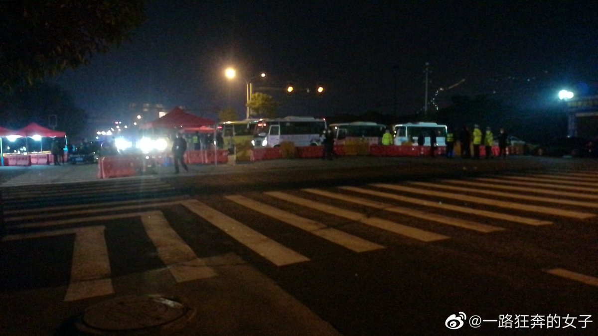 Yueqing in East China's Zhejiang Province announced Tue a temporary halt in transportation outside of the city from 6 pm to contain the coronavirus, with all roads between towns and villages closed. All its enterprises, shopping malls and schools are not allowed to open