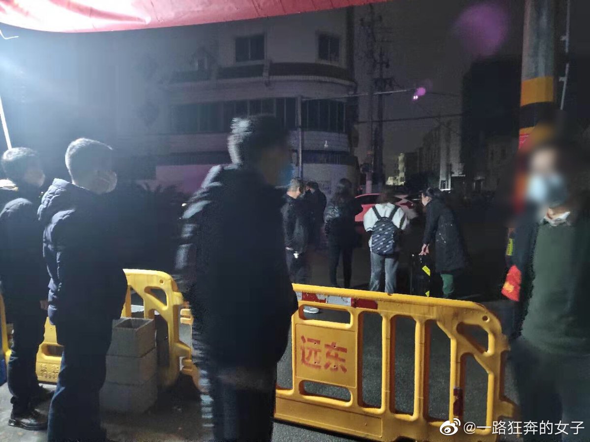 Yueqing in East China's Zhejiang Province announced Tue a temporary halt in transportation outside of the city from 6 pm to contain the coronavirus, with all roads between towns and villages closed. All its enterprises, shopping malls and schools are not allowed to open