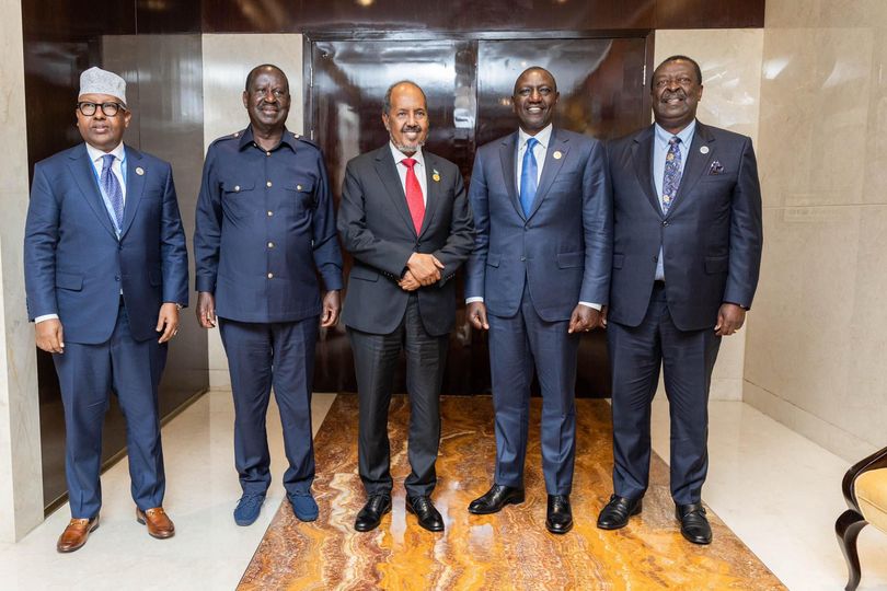 Somali, Afrika Birliği Komisyonu (AUC) başkanlığı için Kenya adayı olan Raila Odinga'ya desteğini, Somali Devlet Başkanı Hasan Şeyh Mahmud ile Kenya Devlet Başkanı William Ruto arasında Çin'in Pekin kentinde gerçekleşen bir toplantıda teyit etti. Bu destek, Çin-Afrika zirvesindeki daha geniş kapsamlı tartışmaların ve diplomatik angajmanların bir parçasıydı ve Şubat 2025'te yapılması planlanan AUC seçimleri öncesinde Odinga'nın adaylığına bölgesel desteğin altını çiziyordu