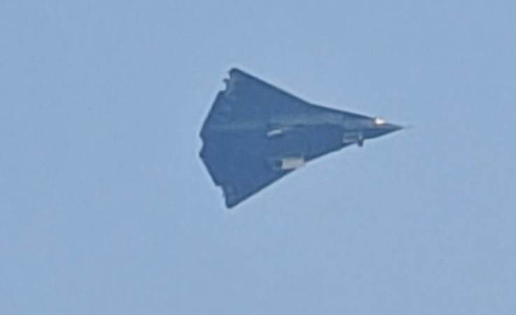 China's next-generation (sixth-generation) fighter jet made its first flight today