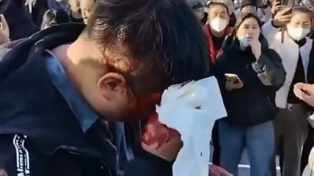 Violent protests in China after student falls to his death - BBCIn the videos shared on social media, protesters can be seen hurling objects at police and officers beating some demonstrators in Pucheng in Shaanxi province