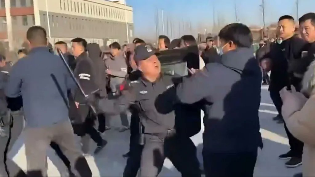 Des manifestations violentes en Chine après la chute mortelle d'un étudiant - BBCDans les vidéos partagées sur les réseaux sociaux, on peut voir des manifestants lancer des objets sur la police et des officiers frapper certains manifestants à Pucheng, dans la province du Shaanxi