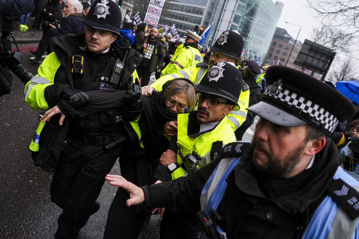 Polizisten und Demonstranten von mindestens 28 Diaspora-Gruppen – darunter Hongkonger, Tibeter, Uiguren, chinesische Dissidenten und andere ansässige Organisationen – vor dem geplanten Standort für den Umbau der neuen chinesischen Botschaft im Royal Mint Court im Zentrum Londons.