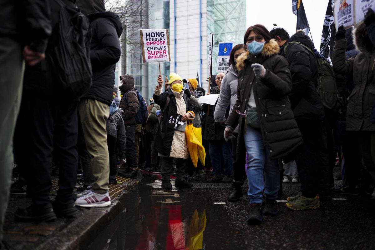 Polizisten und Demonstranten von mindestens 28 Diaspora-Gruppen – darunter Hongkonger, Tibeter, Uiguren, chinesische Dissidenten und andere ansässige Organisationen – vor dem geplanten Standort für den Umbau der neuen chinesischen Botschaft im Royal Mint Court im Zentrum Londons.