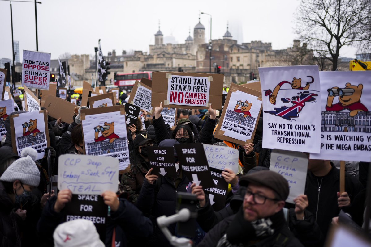 Polizisten und Demonstranten von mindestens 28 Diaspora-Gruppen – darunter Hongkonger, Tibeter, Uiguren, chinesische Dissidenten und andere ansässige Organisationen – vor dem geplanten Standort für den Umbau der neuen chinesischen Botschaft im Royal Mint Court im Zentrum Londons.