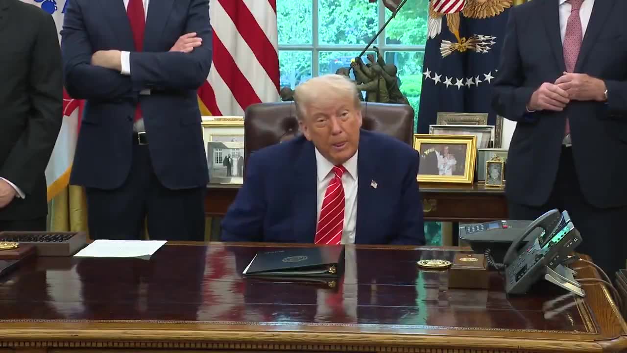 JOURNALISTE : Si les négociations avec la Chine se déroulent bien ce week-end, envisageriez-vous alors de réduire les droits de douane sur la Chine  @POTUS :  Eh bien, c'est possible. On verra. Pour l'instant, on ne peut pas faire plus. Je pense que nous allons avoir une très bonne relation. 
