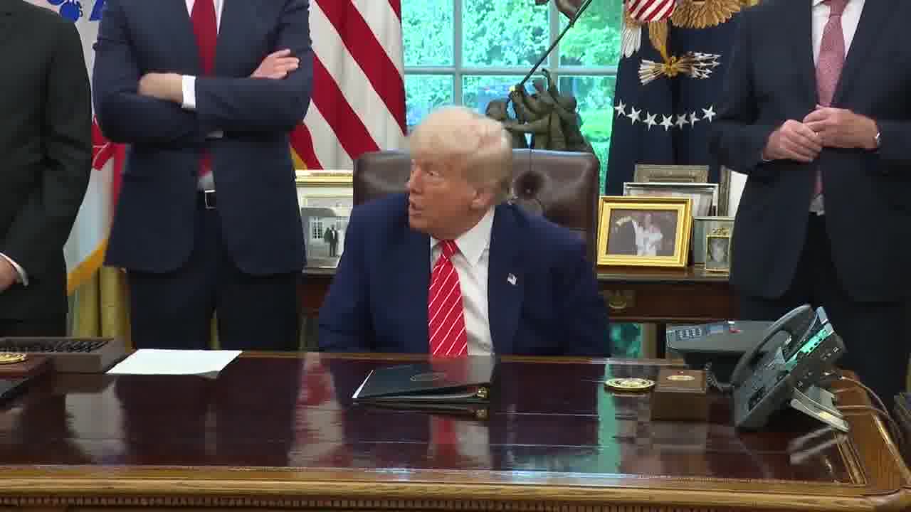 JOURNALISTE : Si les négociations avec la Chine se déroulent bien ce week-end, envisageriez-vous alors de réduire les droits de douane sur la Chine  @POTUS :  Eh bien, c'est possible. On verra. Pour l'instant, on ne peut pas faire plus. Je pense que nous allons avoir une très bonne relation. 